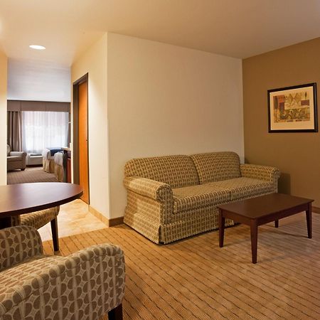Holiday Inn Express Hotel & Suites Antigo By Ihg Exteriör bild