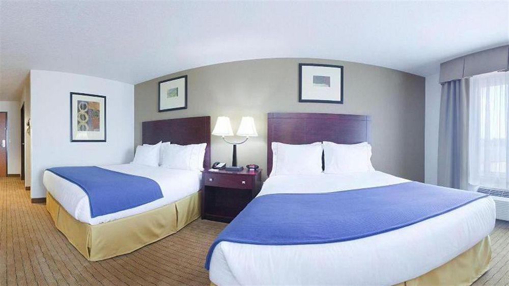 Holiday Inn Express Hotel & Suites Antigo By Ihg Exteriör bild