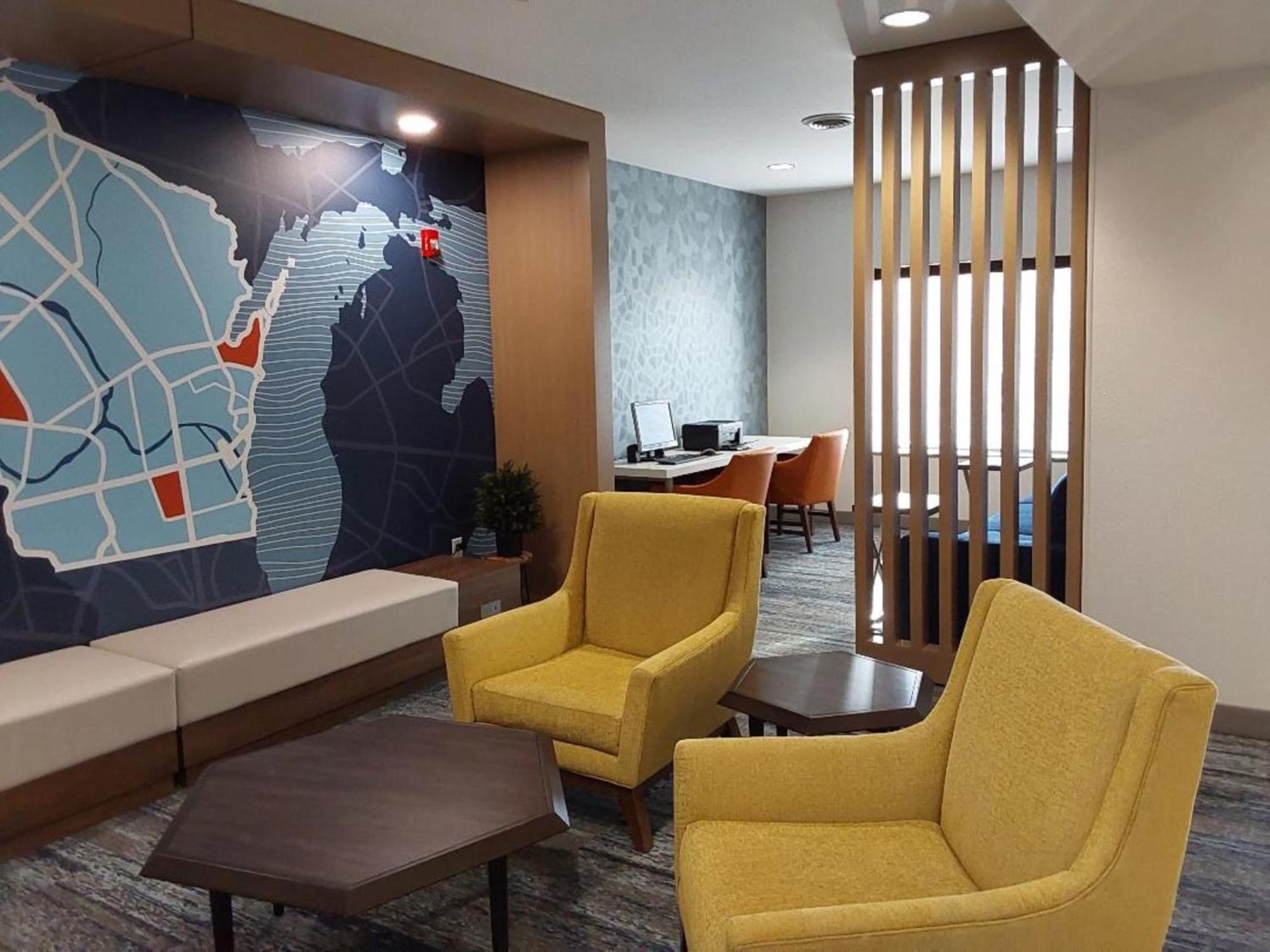 Holiday Inn Express Hotel & Suites Antigo By Ihg Exteriör bild