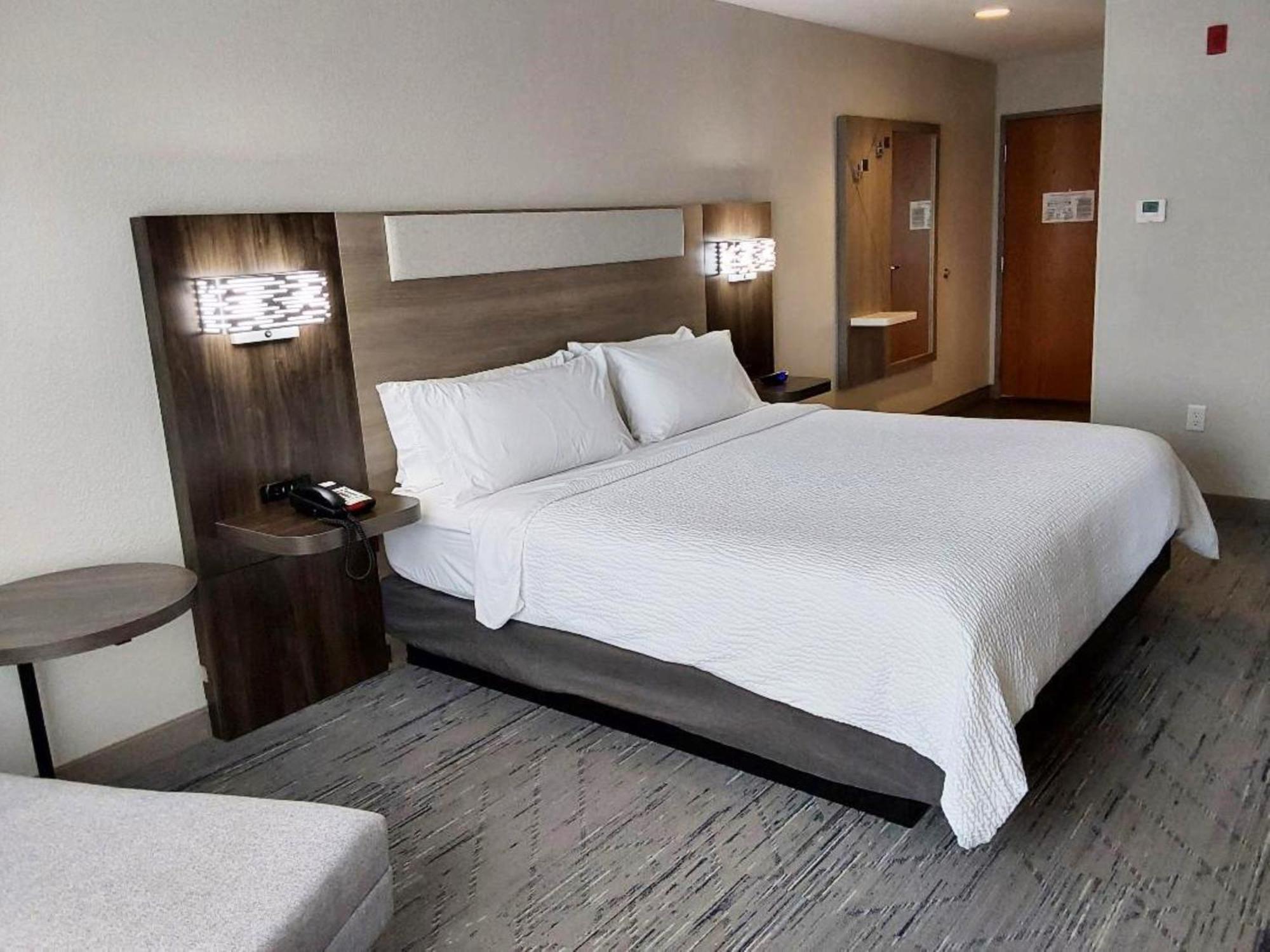 Holiday Inn Express Hotel & Suites Antigo By Ihg Exteriör bild