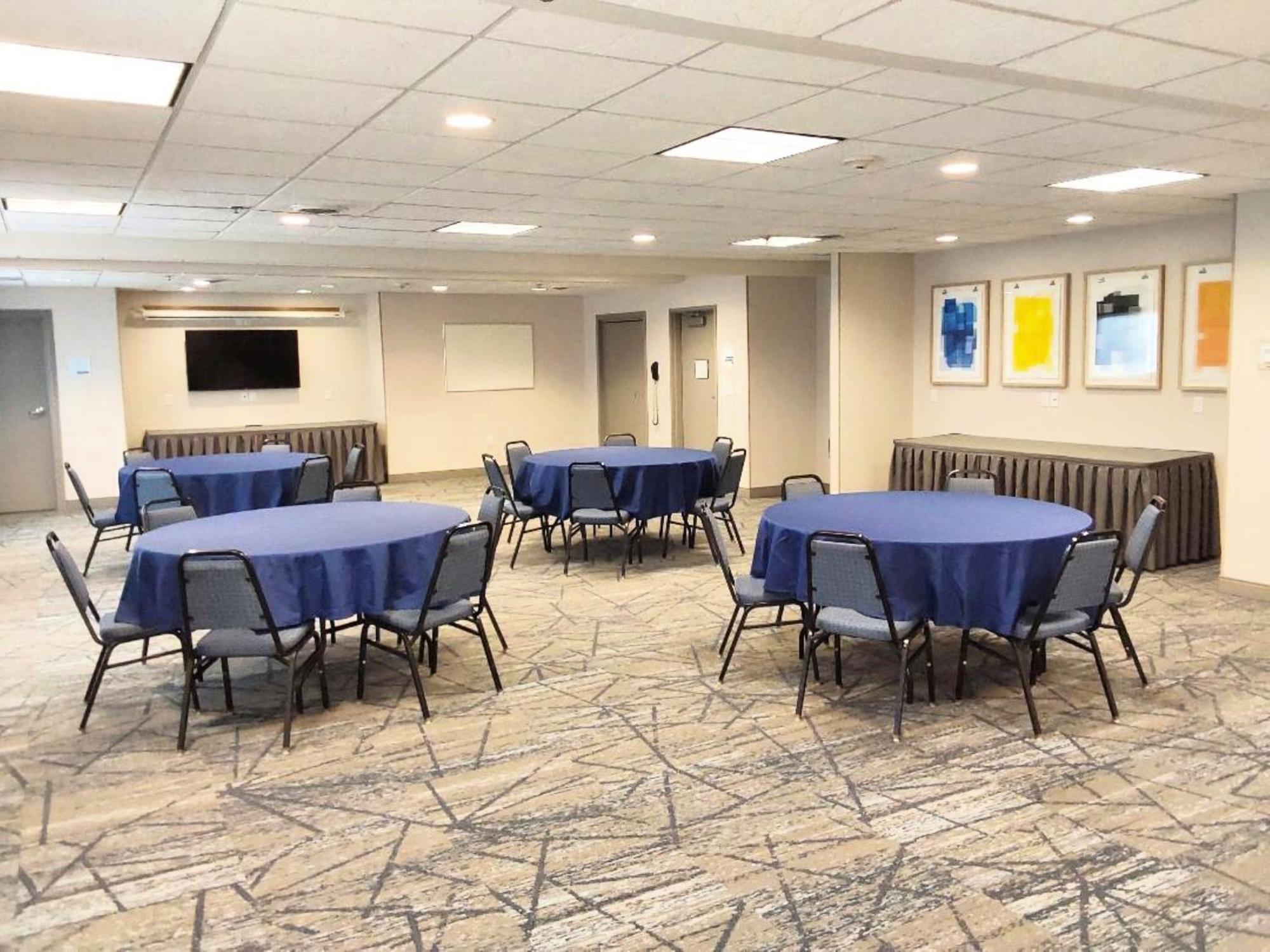 Holiday Inn Express Hotel & Suites Antigo By Ihg Exteriör bild