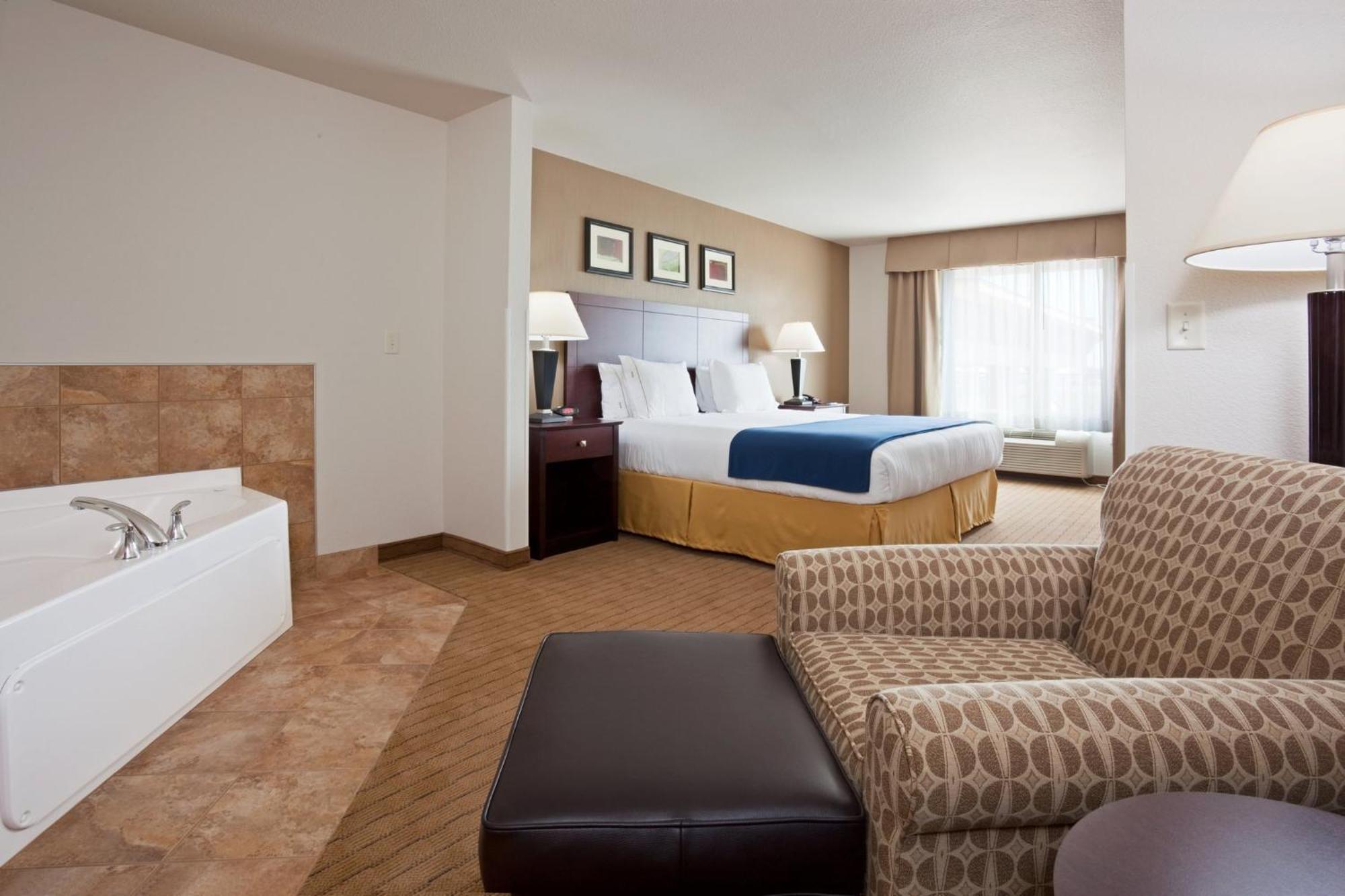 Holiday Inn Express Hotel & Suites Antigo By Ihg Exteriör bild