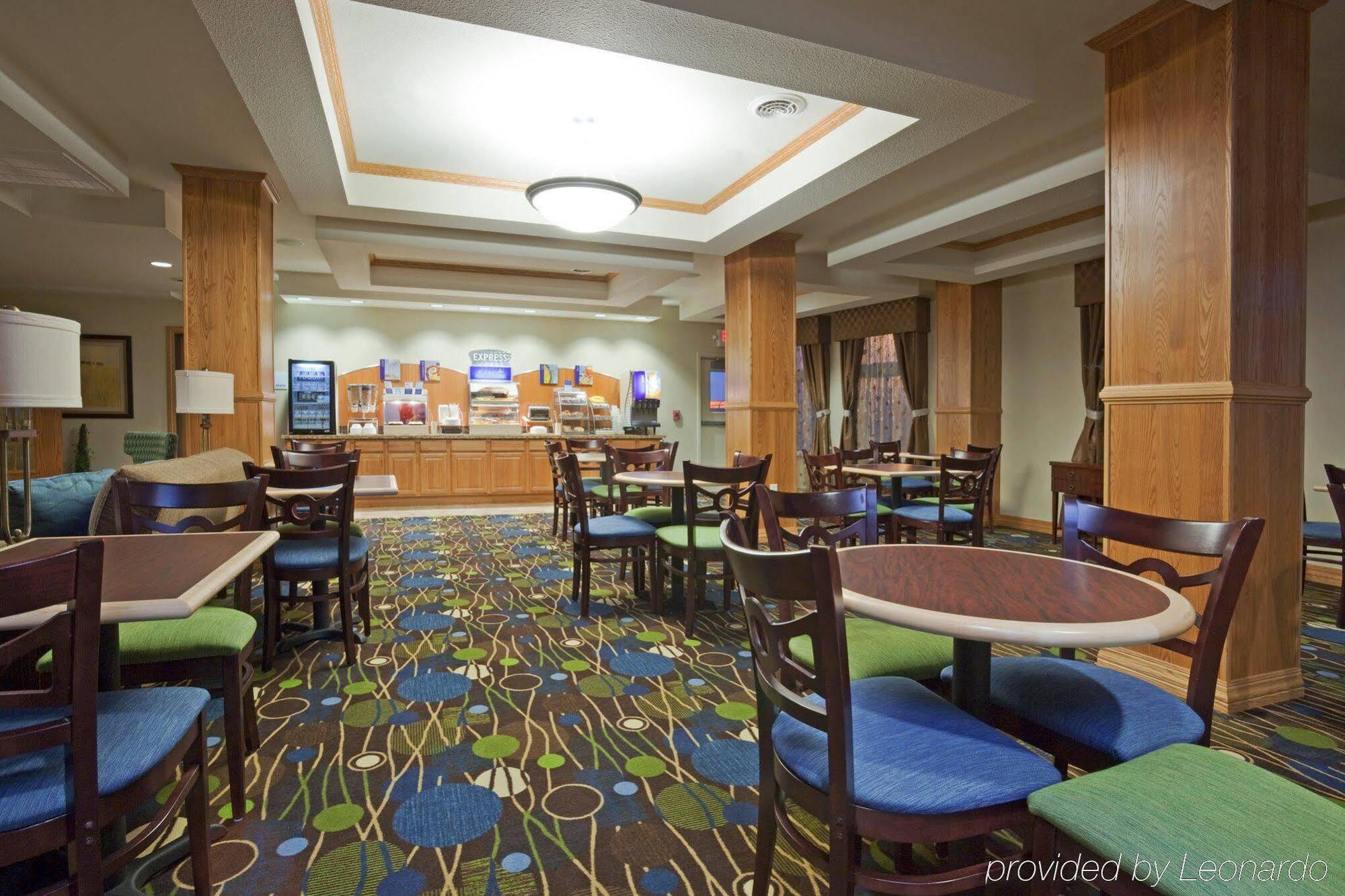 Holiday Inn Express Hotel & Suites Antigo By Ihg Exteriör bild