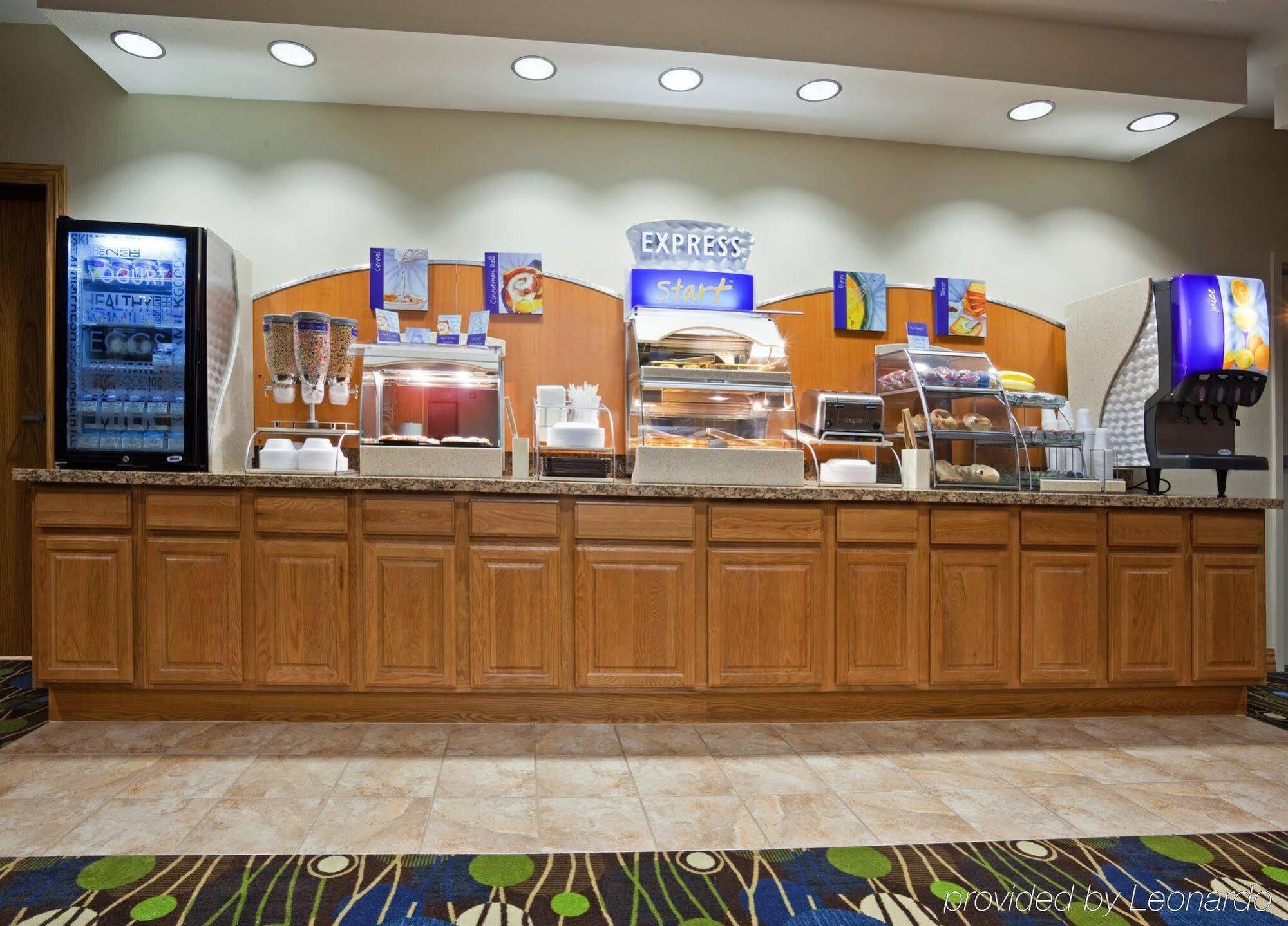 Holiday Inn Express Hotel & Suites Antigo By Ihg Exteriör bild